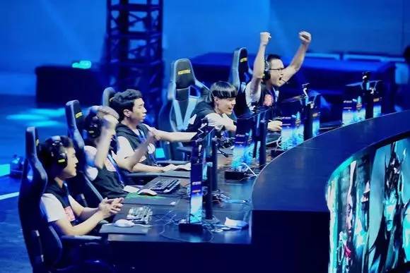 “队员之间完全没有协同” - FaZe Clan 的压抑视频博客